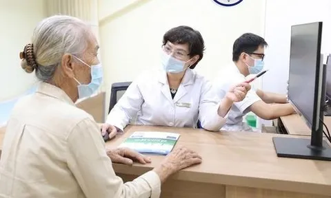 Mỗi sáng uống một ly nước ấm, 4 tháng sau người phụ nữ 50 tuổi bất ngờ khi nhận kết quả huyết áp