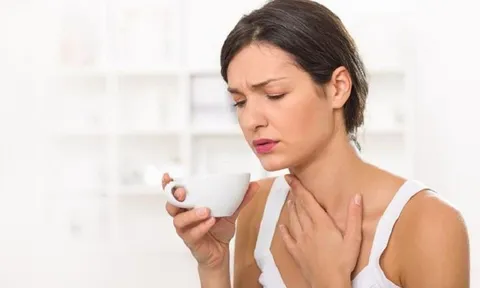 Tại sao sáng ngủ dậy thường xuyên đau họng, nuốt nước bọt cũng thấy rát?