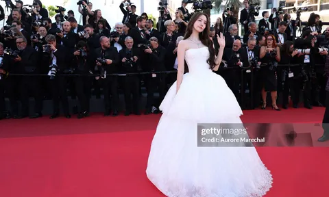 Yoona và khoảnh khắc đẹp như bước ra từ truyện cổ tích trên thảm đỏ Cannes 2026