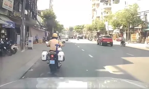 Hình ảnh đẹp lay động của cảnh sát giao thông trên đường khiến ai cũng cay khóe mắt