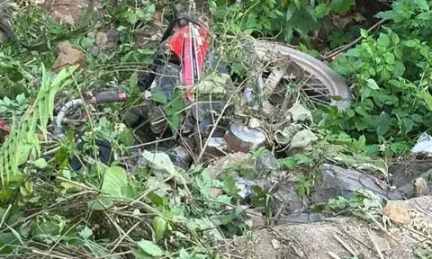 Hiện trường xót xa 2 vợ chồng thương vong khi xe máy lao xuống vực