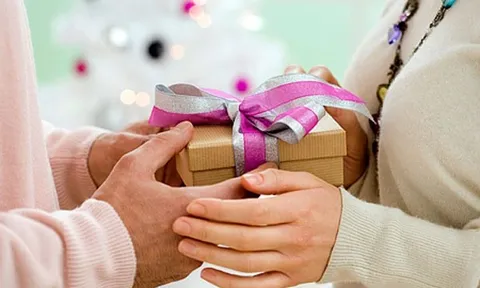 Mẹ chồng đưa cho tôi một gói quà sang trọng ngay tại lễ cưới, tôi nghĩ ngay đến chuyện ly hôn khi bóc nó ra