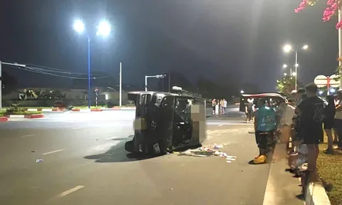 Xe 16 chỗ lật nhào trên đường, bức ảnh hiện trường đầy ám ảnh