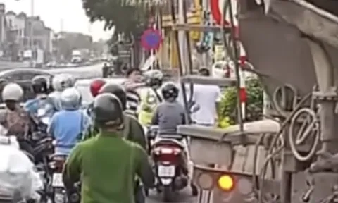 Làm rõ clip ghi lại cảnh người đàn ông đứng trước ô tô con dừng ngược chiều, hành hung tài xế xe máy ở Hà Nội