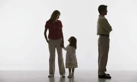 Chồng cũ đưa cho tôi 2 tỷ nói muốn tái hôn, lý do khiến tôi chết lặng