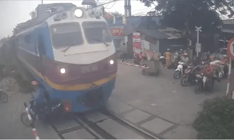 Vụ tàu hỏa tông văng xe máy ở Ngọc Hồi, Hà Nội: Chi tiết rùng mình qua lời nhân chứng