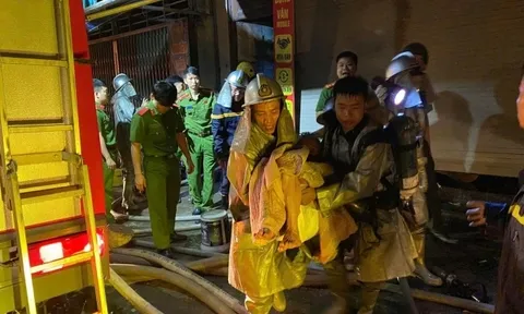 Thót tim: Cứu hai người mắc kẹt trong ngôi nhà cháy ở Hà Nội lúc rạng sáng 7/4