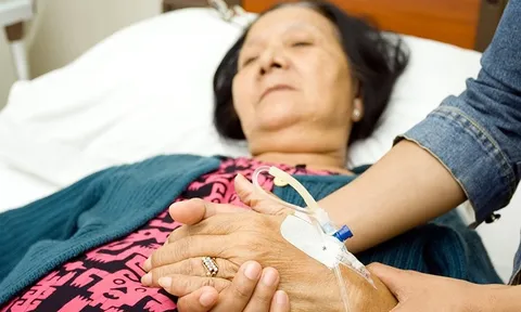 Đến thăm mẹ chồng ốm ở bệnh viện, tôi sững sờ vì người đàn ông bên cạnh bà