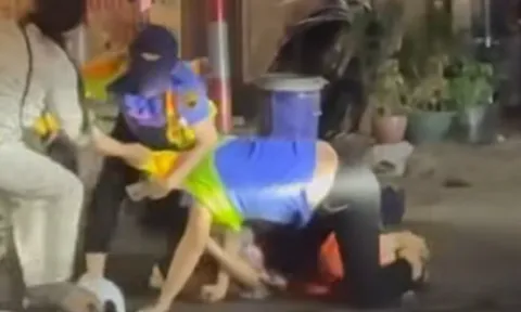 Clip: Người phụ nữ cố tình vượt rào chắn, bị nhắc nhở còn hành hung nhân viên đường sắt tới tấp