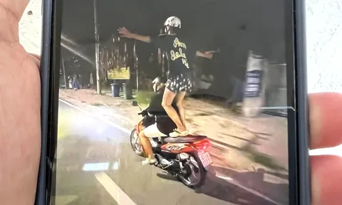 Nam sinh đứng trên yên xe máy, dang 2 tay bị xử lý thế nào?