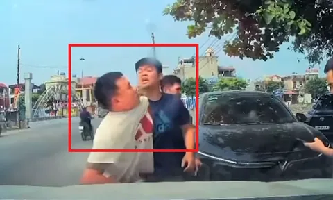 Clip người đàn ông bị tài xế ô tô con bóp cổ, hành hung trên đường: Hé lộ "góc quay" đáng chú ý