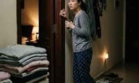 Chiều đi ngang qua phòng mẹ chồng mở hé cửa, tôi đỏ mặt khi bắt gặp hành động của bà