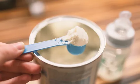 Trẻ 3 tháng tuổi sốc phản vệ nặng do sữa công thức: Bác sĩ cảnh báo ngay điều này