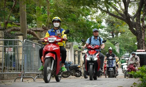 Xe máy leo lề 2026 bị phạt bao nhiêu tiền?