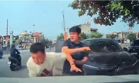 Hé lộ danh tính tài xế ô tô con bóp cổ, hành hung người đàn ông trên đường ở Thanh Hóa