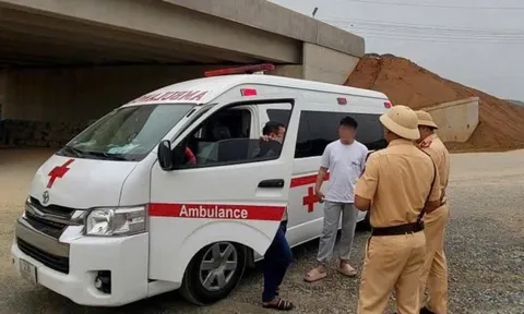 Bố giao xe cứu thương cho con chưa có bằng lái, cả hai nhận trái đắng cùng 1 ngày