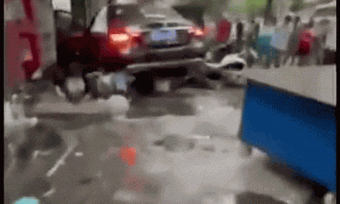 Khung cảnh tan hoang vụ tai nạn xe Mercedes đâm vào siêu thị khiến 3 người tử vong: Tiết lộ sốc về "lái xe" mới 12 tuổi