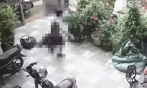 Phẫn nộ clip chồng túm tóc kéo lê vợ xềnh xệch từ cổng vào nhà rồi đánh đập ngay trước mặt con nhỏ: Người vợ khẳng định 1 điều