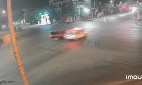 Khoảnh khắc hãi hùng xe cứu thương chở 4 người va chạm xe bán tải rồi lật nghiêng giữa ngã tư