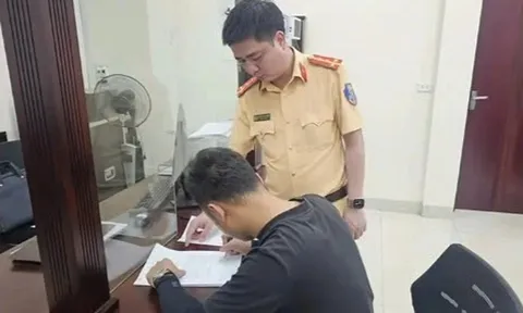 Để 2 bé gái thò đầu qua cửa ô tô đang chạy, nam tài xế nhận ngay kết đắng