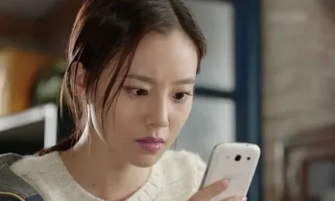 Phát hiện bí mật trong điện thoại chồng rồi đăng ngay lên mạng xã hội, người vợ nhận cơn mưa lời khen