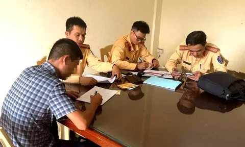 Clip: Xe Ford Everest lấn làn, tạt đầu xe khác trên phố, lộ ngay biển giả