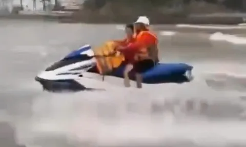 Clip: Cứu sống 2 bé trai sinh đôi bị sóng biển Cửa Lò cuốn trôi xa 50m