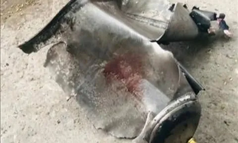 Dùng máy cưa cầm tay để cưa một bình khí, người đàn ông gặp họa