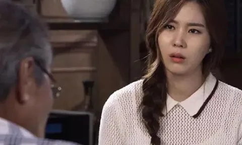 Đưa cháo đến bệnh viện cho bố chồng, trước cửa phòng tôi sững người khi nghe ông dặn dò y tá điều này