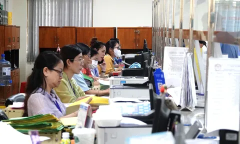 Công chức bị kỷ luật trong năm đánh giá có bị xếp loại không hoàn thành nhiệm vụ không?