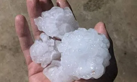 Clip: Xuất hiện mưa đá, cục to bằng nửa nắm tay rơi xuống Bắc Hà, Lào Cai