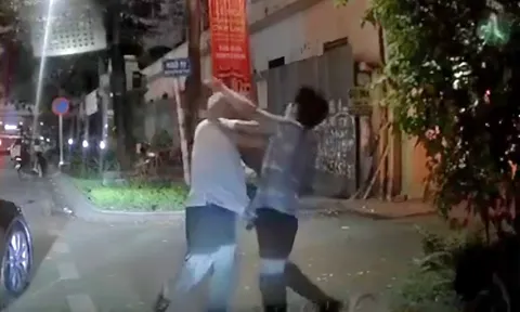 Vụ Mercedes "gây sự" trên cầu vượt Trần Duy Hưng (Hà Nội): Camera ghi lại gì?