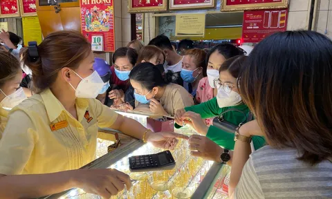 Giá vàng ngày 24/4:  SJC, Bảo Tín Mạnh Hải, PNJ, Phú Quý cùng giảm 800.000 đồng/lượng