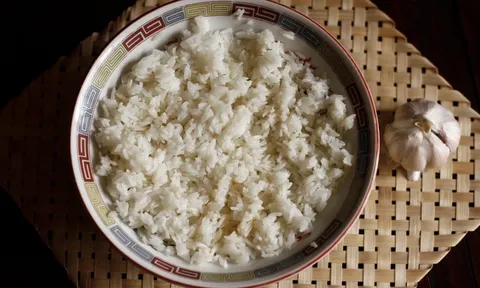 Tác dụng "thần kỳ" của việc nấu cơm 1 lần ăn cả tuần có đúng không: Bác sĩ cảnh báo "nóng"