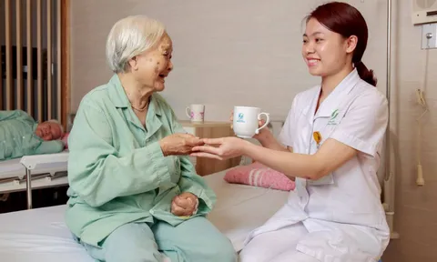 Chăm bác ruột nghèo 10 năm bệnh tật, cuối đời bác tặng lại một chiếc hộp nhỏ, mở ra tôi cay khóe mắt