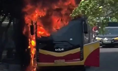 Clip: Xe khách cháy dữ dội ở Nha Trang, khói đen bốc cao hàng chục mét