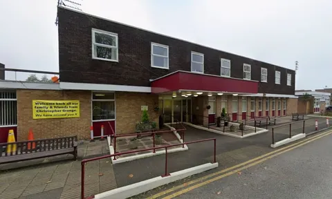 Anh: Người già bị bỏ đói, cả tháng mới được tắm một lần khiến nhiều người không khỏi bức xúc