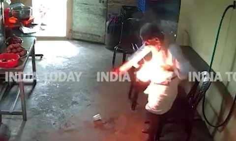 Clip: Khoảnh khắc chiếc điện thoại bất ngờ phát nổ trong túi áo khiến người đàn ông hốt hoảng