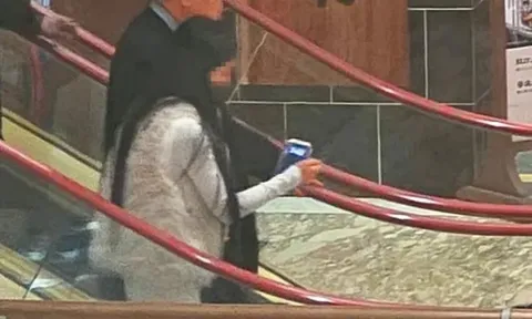 Tỷ phú 74 tuổi bị bắt gặp hẹn hò với nữ sinh 20 tuổi khiến nhiều người bàn tán