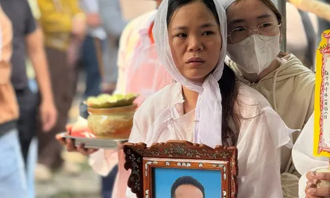 Vụ tài xế taxi bị sát hại ở Quảng Trị: Người vợ khóc ngất trong lúc đưa tang chồng khiến ai chứng kiến cũng nghẹn lòng