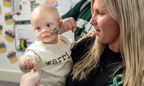 Mới 11 tháng tuổi đã mắc ung thư giai đoạn cuối, bé trai khiến tất cả lặng người với hành trình giành lại sự sống