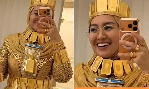 Cô dâu xuất hiện với bộ trang phục phủ kín vàng từ đầu đến chân, nhìn thì choáng ngợp nhưng ai cũng tự hỏi một điều