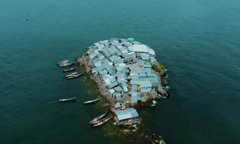 Nhìn từ xa chỉ là một mảnh đất nhỏ cả 1 sân bóng, nhưng bên trong lại có gần 1.800 con người đang mưu sinh chật chội, cuộc sống bên trong khiến ai cũng tò mò