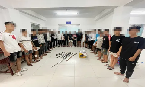 2 "trẻ trâu" mâu thuẫn trên Facebook, rủ hơn 20 người khác mang hung khí hỗn chiến gây náo loạn