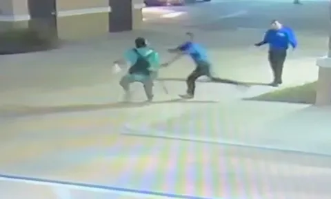 Clip: Đang đứng trước tiệm rửa xe thì gặp người cầm rìu lao tới, thiếu niên 18 tuổi xử lý gọn trong vài giây khiến ai cũng nể