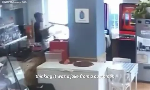 Clip: Tưởng chỉ là trò vui, nhân viên quán bar vô tư chạm vào dao của kẻ cướp và cái kết khiến ai cũng bất ngờ