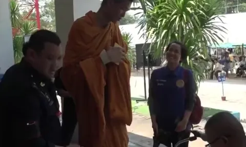 Cao hơn 2 mét, xuất hiện giữa đám đông là nổi bần bật, nhà sư gây chú ý tại kỳ tuyển quân ở Thái Lan