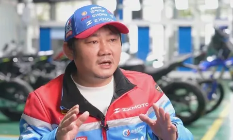 Bỏ học từ năm 14 tuổi, từng là thợ sửa xe vùng quê, người đàn ông này giờ sở hữu hãng môtô vô địch thế giới khiến nhiều người phải nể phục