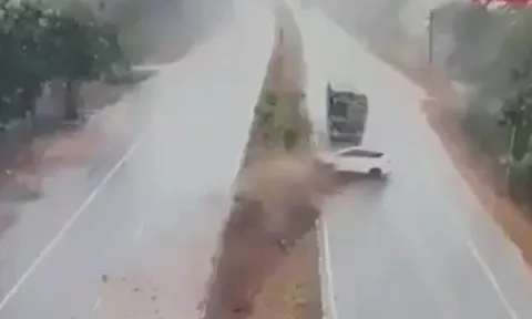 Clip: Ô tô bất ngờ mất lái trong mưa lớn, đâm trực diện xe tải khiến 2 người nguy kịch