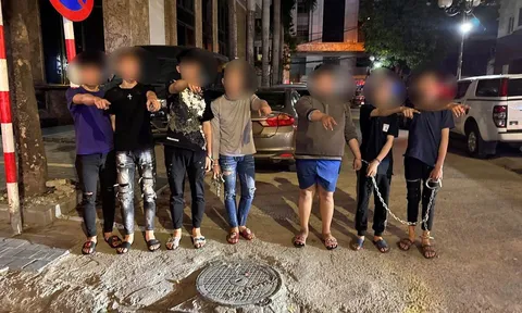 Bắt nhóm thiếu niên đánh nhầm người rồi "tiện tay" cướp tài sản